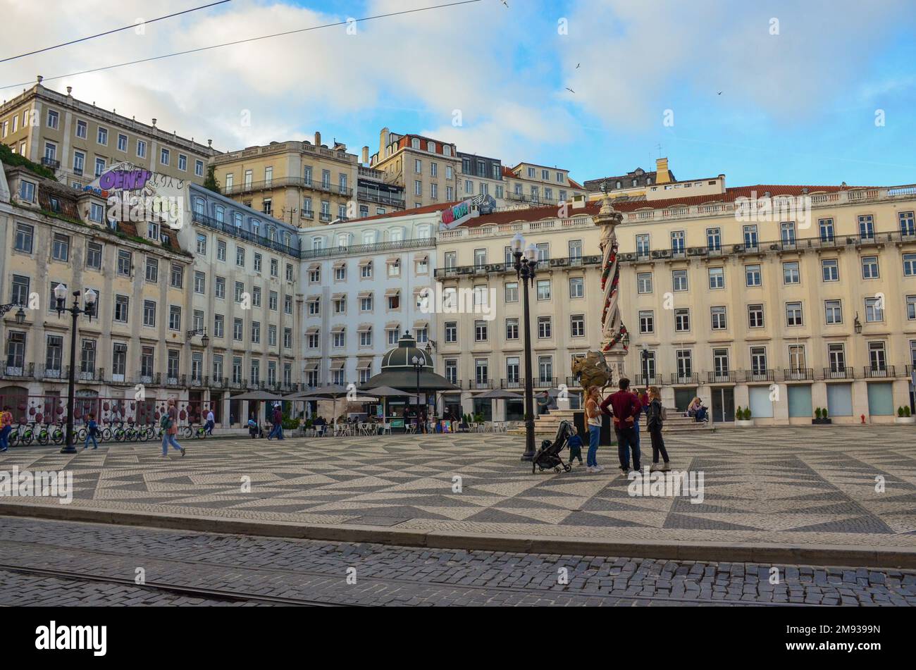 Sculptures d'œuvres d'art en face de Praça do Municipio, place municipale de Lisbonne, Portugal. Hôtel de ville de Lisbonne. Novembre 2022. Banque D'Images