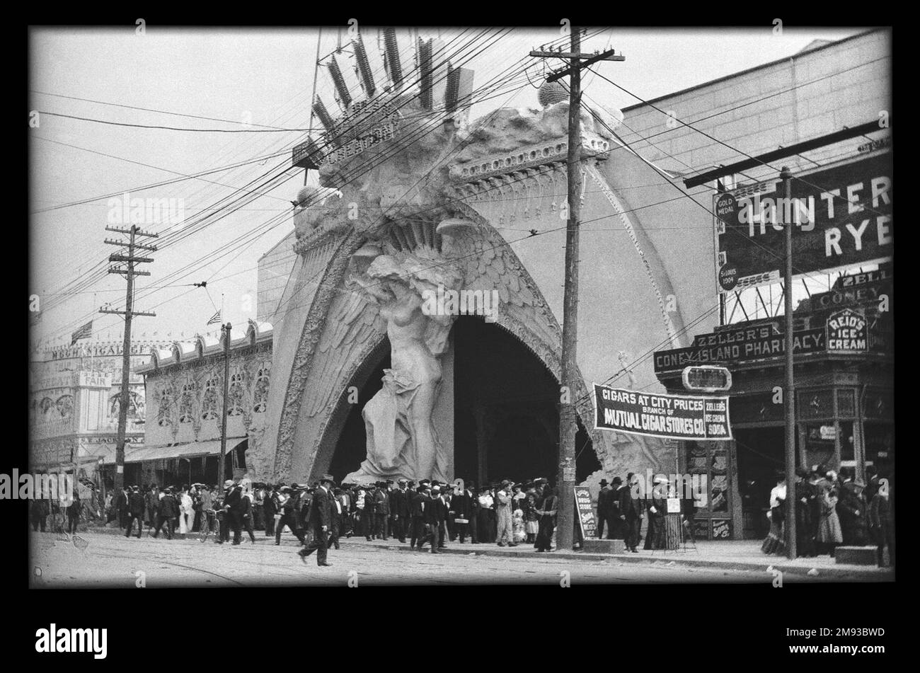 Entrée à Dreamland, Coney Island Eugene Wemlinger. Entrée à Dreamland, Coney Island, 1908. Négatif nitrate de cellulose, 5 1/2 x 3 1/2 po. (14 x 8,9 cm). Le Dreamland de William H. Reynolds, construit en 1904, était le troisième des parcs d’attractions historiques de l’île Coney. Dans un effort pour attirer un public de classe moyenne qui autrement pourrait être découragé par les excès de Coney, son design tout blanc et plus traditionnel, en ligne avec l'exposition colombienne de la ville blanche de Chicago en 1893, a signalé la pureté plutôt que d'offrir l'exotisme orientaliste de l'architecture imaginaire de Luna Park Banque D'Images