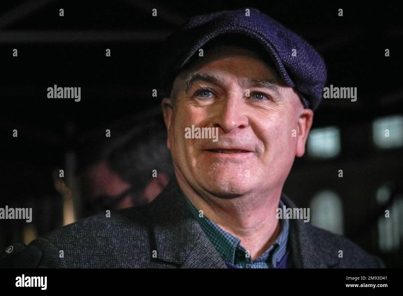 Londres, Royaume-Uni. 16th janvier 2023. Mick Lynch, Secrétaire général du Syndicat national des travailleurs des transports, des chemins de fer et des Maritimes (RMT) au rassemblement. Des manifestants et des orateurs se rassemblent en face de Downing Street pour la démo d'urgence « Protégez le droit de grève », comprenant des membres du RMT, TUC, assez au Royaume-Uni, les travailleurs du NHS disent NON et d'autres organisations actuellement impliquées dans les plans d'action de grève. Credit: Imagetraceur/Alamy Live News Banque D'Images