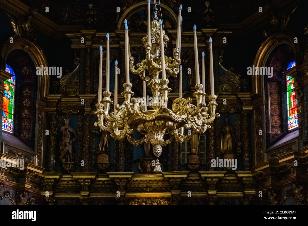 Saint Jean de Luz , France - 27 décembre 2022: Belle lampe suspendue au plafond de l'église. Banque D'Images