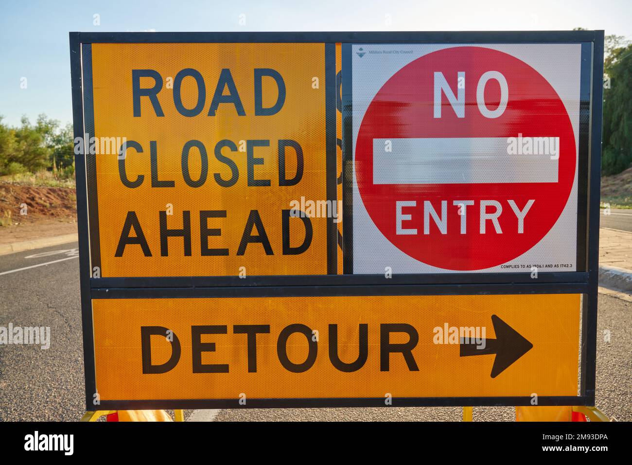 Route fermée, pas d'entrée et panneaux Detour sur Ranfurly Way, Merbein, Victoria, Australie. Banque D'Images