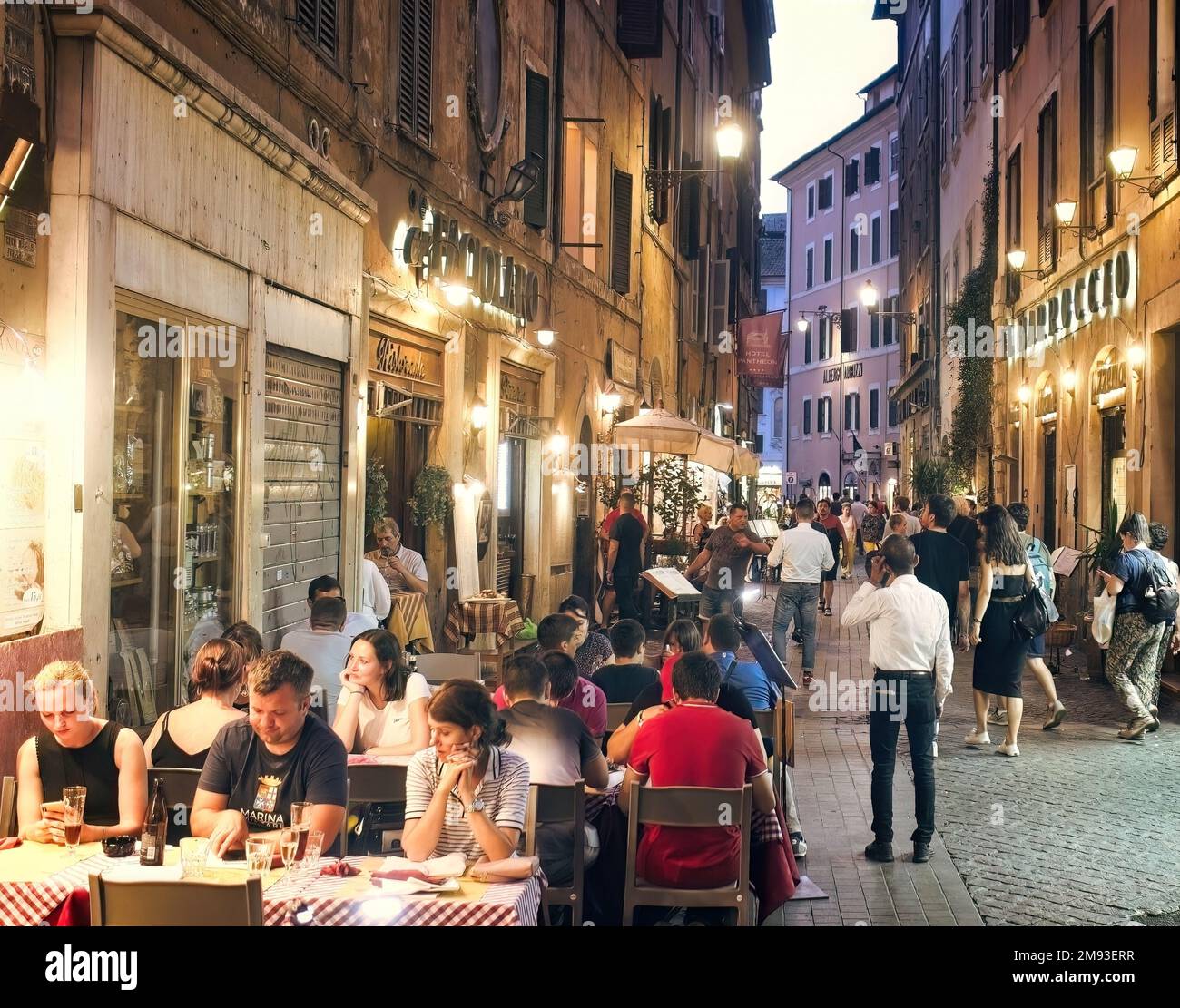 Une rue animée la nuit à Rome, en Italie Banque D'Images