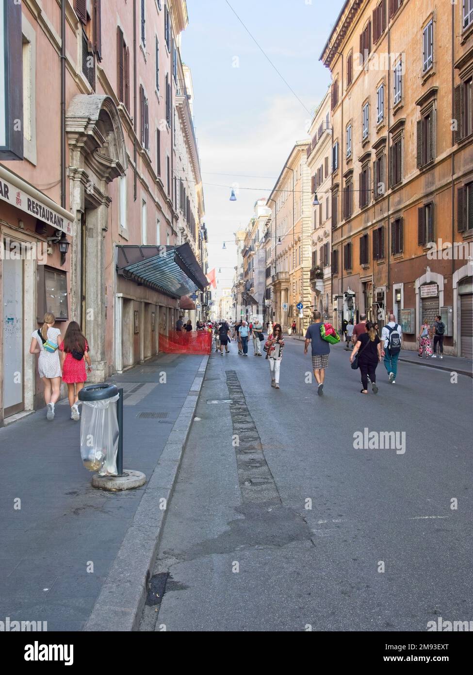 Les gens qui marchent dans une rue typique de Rome Banque D'Images