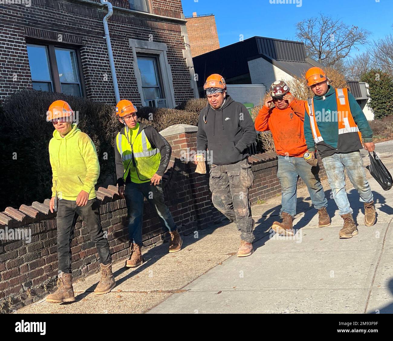 Groupe de travailleurs de la construction en pause déjeuner d'un chantier de construction d'appartements dans le quartier de Windsor Terrace à Brooklyn, New York. Banque D'Images