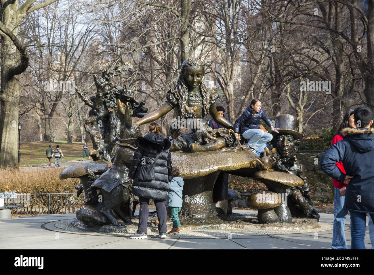 Alice au pays des merveilles est l'une des œuvres d'art les plus populaires de Central Park. La grande sculpture en bronze est située sur une terrasse à l'extrémité nord d'un étang au large de 72nd Street. La figure d'Alice et de son chaton, Dinah, s'assoient au sommet d'un champignon géant, entouré de ses amis du pays des merveilles : le chat Cheshire, Mad Hatter, la dormette et le lapin blanc. Banque D'Images