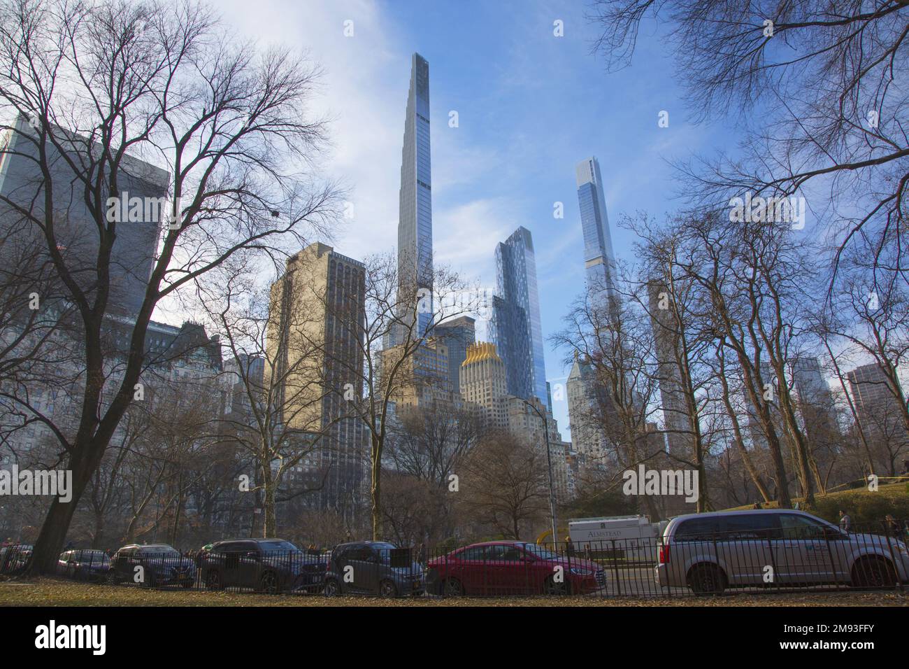 Vue d'hiver en regardant vers le sud à travers les arbres stériles à l'extrémité sud de Central Park à Manhattan, New York. Banque D'Images