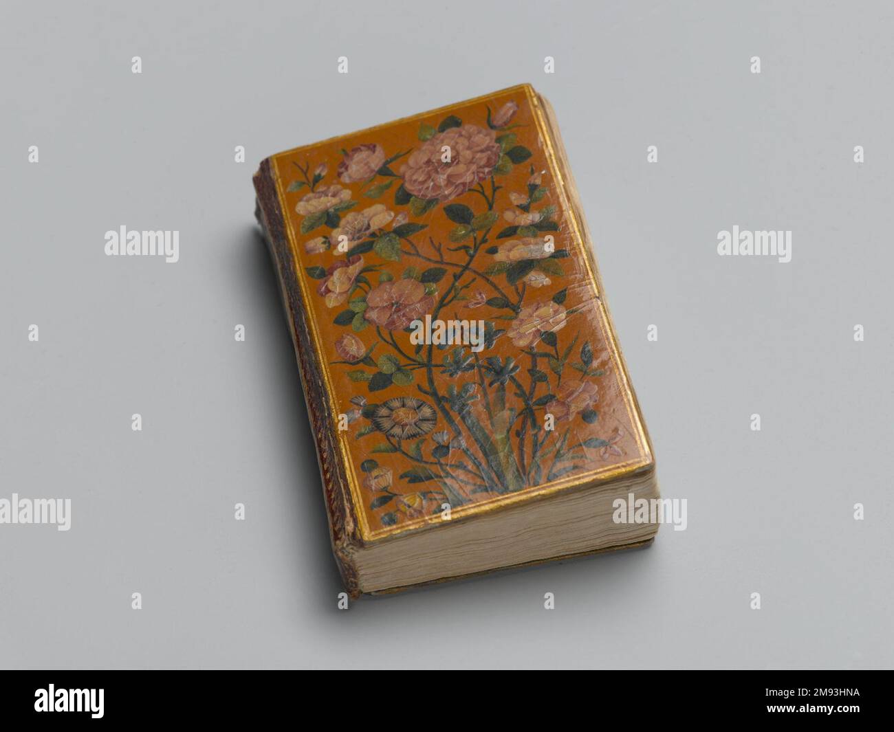 'Sahifa al-Kamila' (les pages complètes), Livre de prière arabe avec traductions perses 'Sahifa al-Kamila' (les pages complètes), Livre de prière arabe avec traductions perses, A.H. 1150/1738 C.E. Encre, aquarelle opaque et or sur papier; papier laqué maillé, reliure machée, 3 11/16 x 2 1/4 x 3/4in. (9,4 x 5,7 x 1,9cm). Arts du monde islamique A.H. 1150/1738 C.E. Banque D'Images