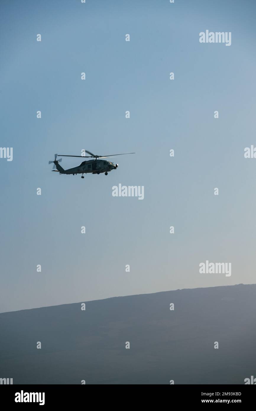 ÉTATS-UNIS Les Seahawks MH-60R de la Marine, avec l'escadron de frappe maritime d'hélicoptère trois-sept, volent au-dessus d'un commandant d'attaque du terminal interarmées du Régiment du littoral maritime 3D, dans la zone d'entraînement de Pōhakuloa, à Hawaï, le 10 janvier 2023. 3D le MLR s'est associé à l'Escadron de frappe maritime des hélicoptères, trois sept Seahawks MH-60R, pour accroître la létalité conjointe et la compétence de la JTAC. (É.-U. Photo du corps marin par le Sgt Patrick King) Banque D'Images