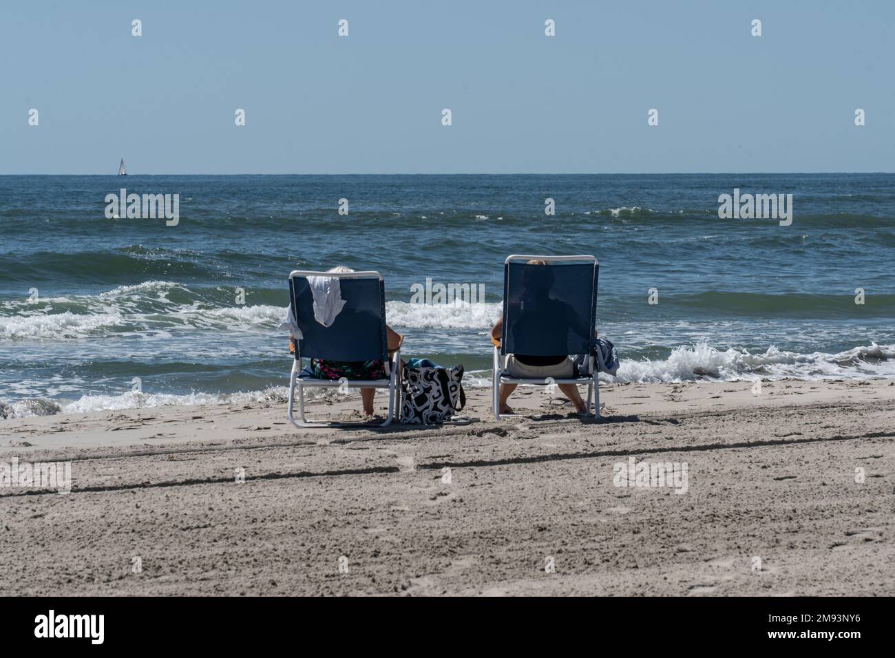 Avalon, New Jersey, 6 juin 2022 : vacances d'été sur la rive du Jersey. Les vacanciers d'été apprécient de s'asseoir dans des chaises longues et de se détendre sur la plage d'aval Banque D'Images