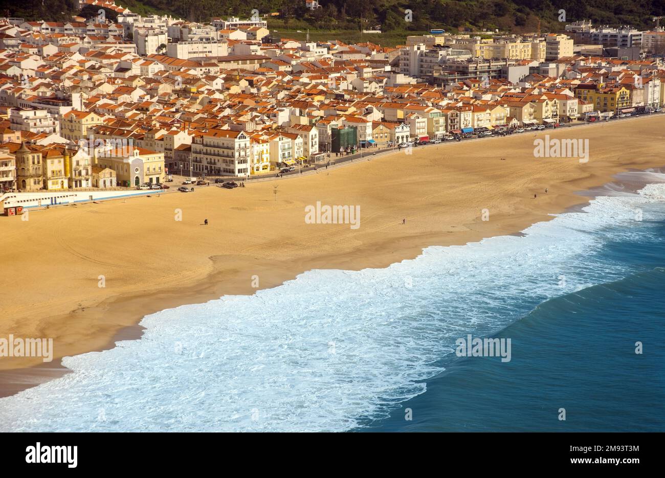 Vue panoramique sur Nazaré. Plage de sable, mer, village de Nazaré, Portugal. Banque D'Images