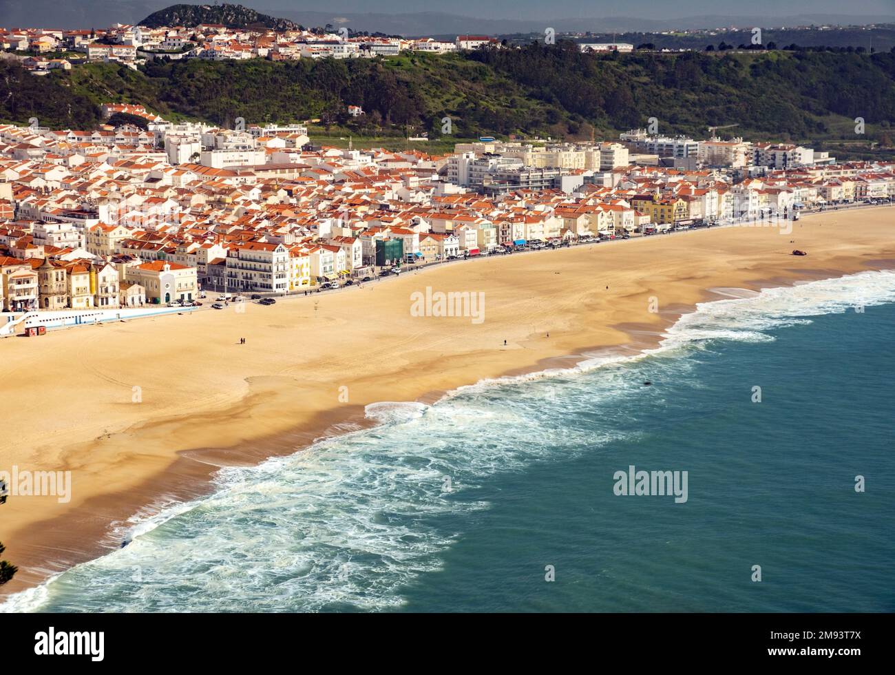Vue panoramique sur Nazaré. Plage de sable, mer, village de Nazaré, Portugal. Banque D'Images