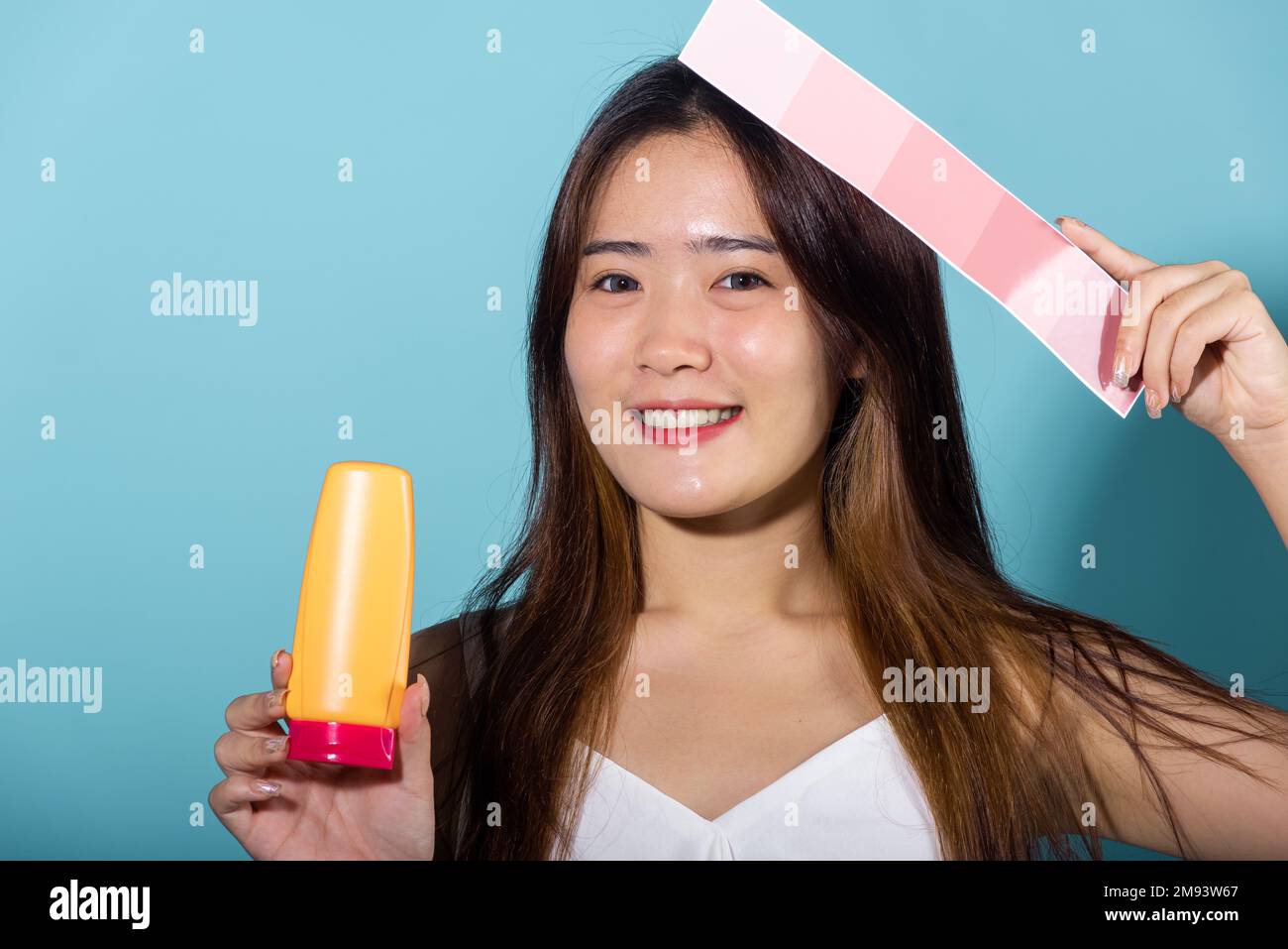 Asiatique belle jeune femme souriant et tenant la peau couleur papier échelle avec crème solaire Banque D'Images