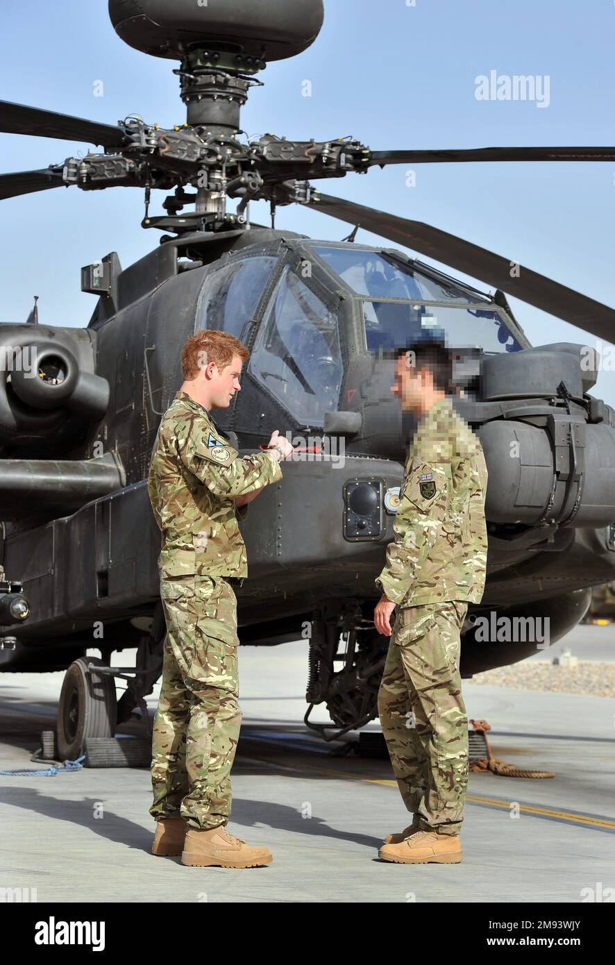 NOTE DES ÉDITEURS: Suite à une demande du ministère de la Défense, le bureau de l'AP a brouillé les visages du personnel de service qui apparaissent sur ces photos à côté du duc de Sussex. Photo du dossier datée du 07/09/12 du Prince Harry qui est montré la ligne de vol Apache par un membre de son escadron (nom non fourni) au Camp Bastion en Afghanistan, d'où il sera en service pendant son voyage de service comme copilote tireur. Date de publication : lundi 16 janvier 2023. Banque D'Images