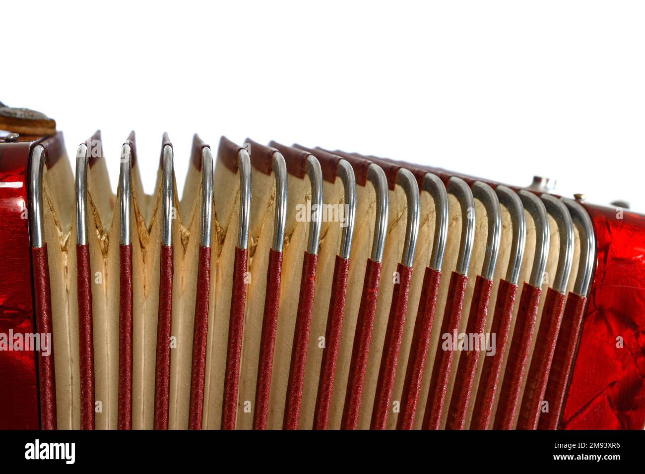 Un détail d'une ancienne accordéon isolated on white Banque D'Images