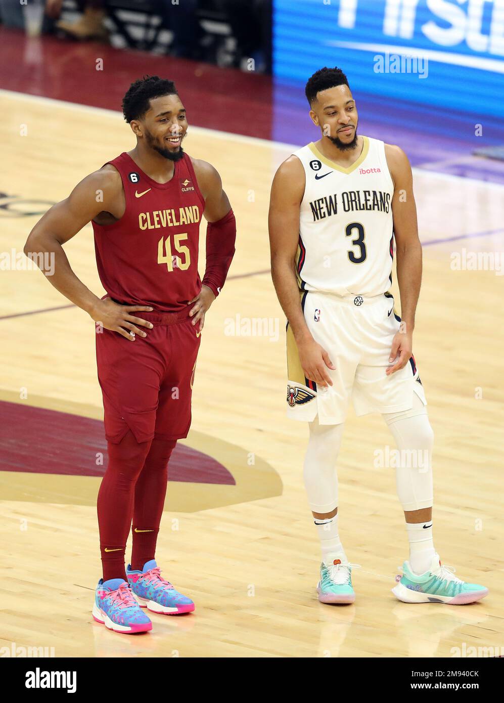 Cleveland, États-Unis. 16th janvier 2023. Donovan Mitchell, le garde des cavaliers de Cleveland (45 ans) rigole avec le garde des pélicans de la Nouvelle-Orléans CJ McCullum (3 ans) dans la première moitié du Rocket Mortgage Fieldhouse à Cleveland, Ohio, lundi, 16 janvier 2023. Photo par Aaron Josefczyk/UPI crédit: UPI/Alay Live News Banque D'Images