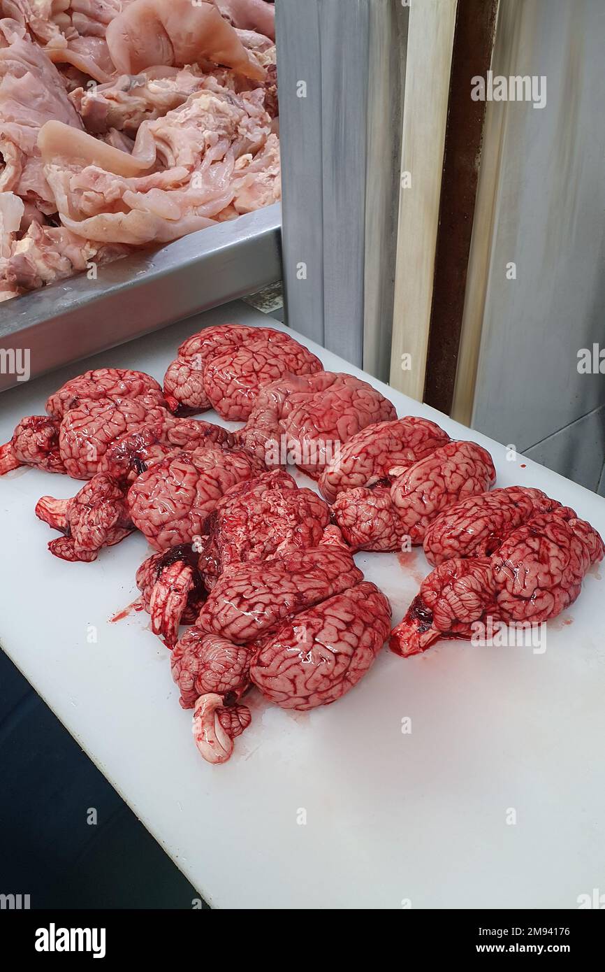 boucherie avec cerveau de bœuf. Cerveau de bœuf sur une table de boucher. Banque D'Images