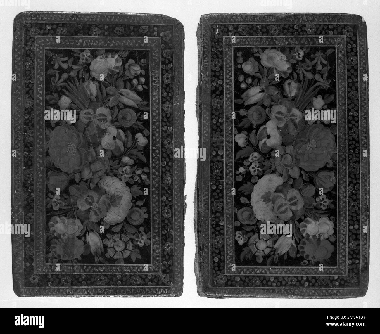 Paire de couvertures de livres paire de couvertures de livres. Laqué, 6 1/2 x 3 15/16 po (16,5 x 10 cm) chacun. Arts du monde islamique Banque D'Images