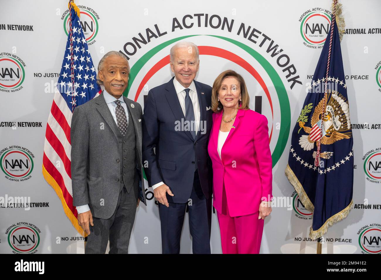 Washington, États-Unis d'Amérique. 16th janvier 2023. Washington, États-Unis d'Amérique. 16 janvier 2023. Le président américain Joe Biden, au centre, pose avec le révérend Al Sharpton, à gauche, et l'ancienne présidente Nancy Pelosi, lors du petit-déjeuner annuel du réseau national d'action Martin Luther King Day à l'hôtel Mayflower, 16 janvier 2023 à Washington, DC Credit: Adam Schultz/White House photo/Alay Live News Banque D'Images