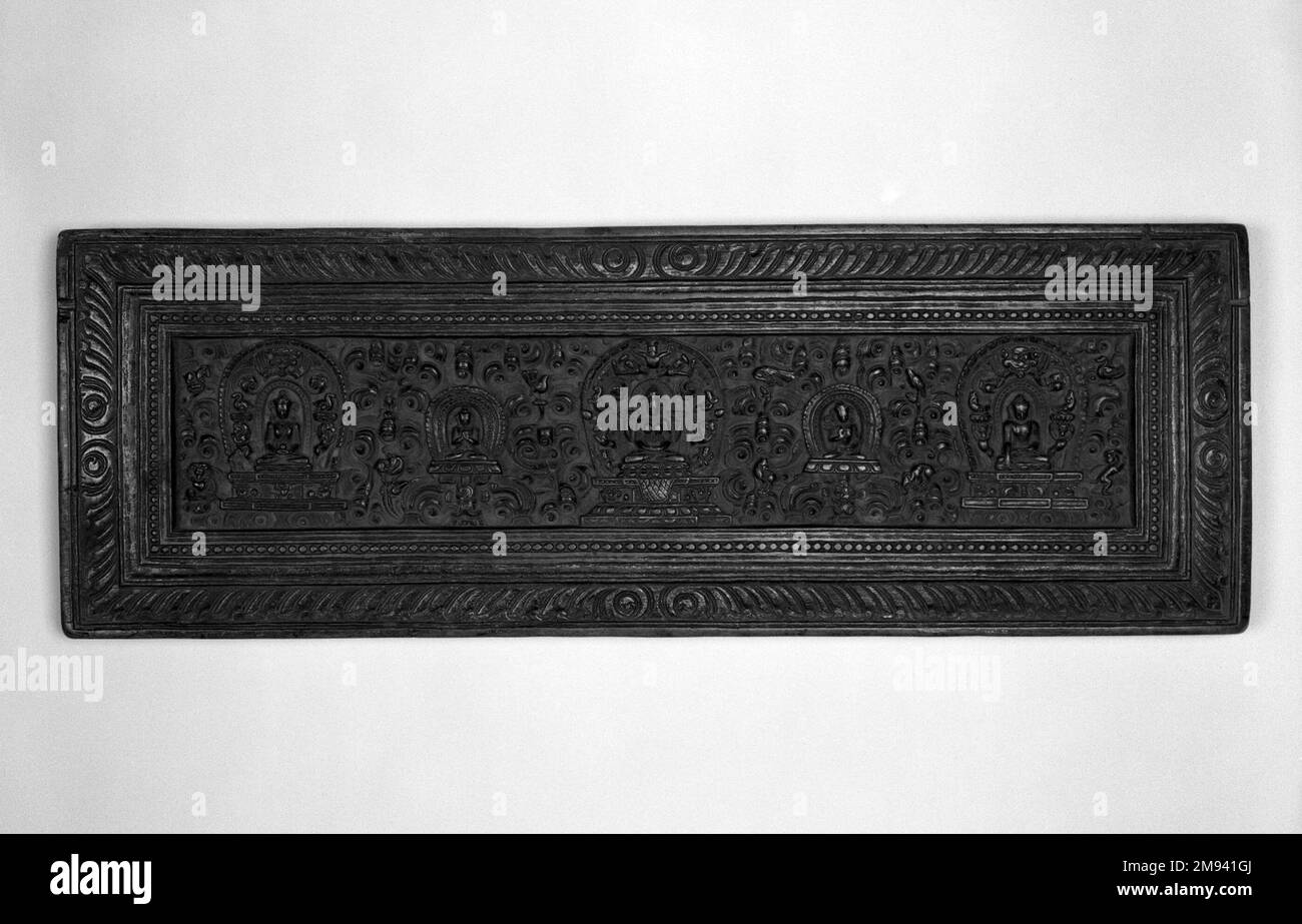 Couverture Sutra couverture Sutra, env. 17th-18th siècle. Bois sculpté, 9 3/4 x 28 po (24,8 x 71,1 cm). Art asiatique ca. 17th-18th siècle Banque D'Images