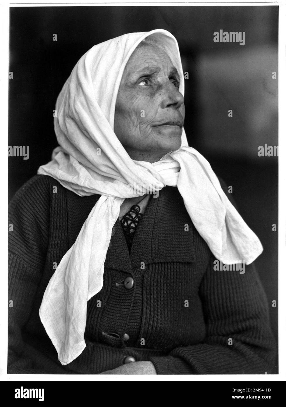 Femme. Ellis Island, New York Lewis Wickes Hine (américain, 1874-1940). , 1904. Photographie en gélatine argentée, image : 13 1/2 x 9 7/8 po. (34,3 x 25,1 cm). Photographie 1904 Banque D'Images