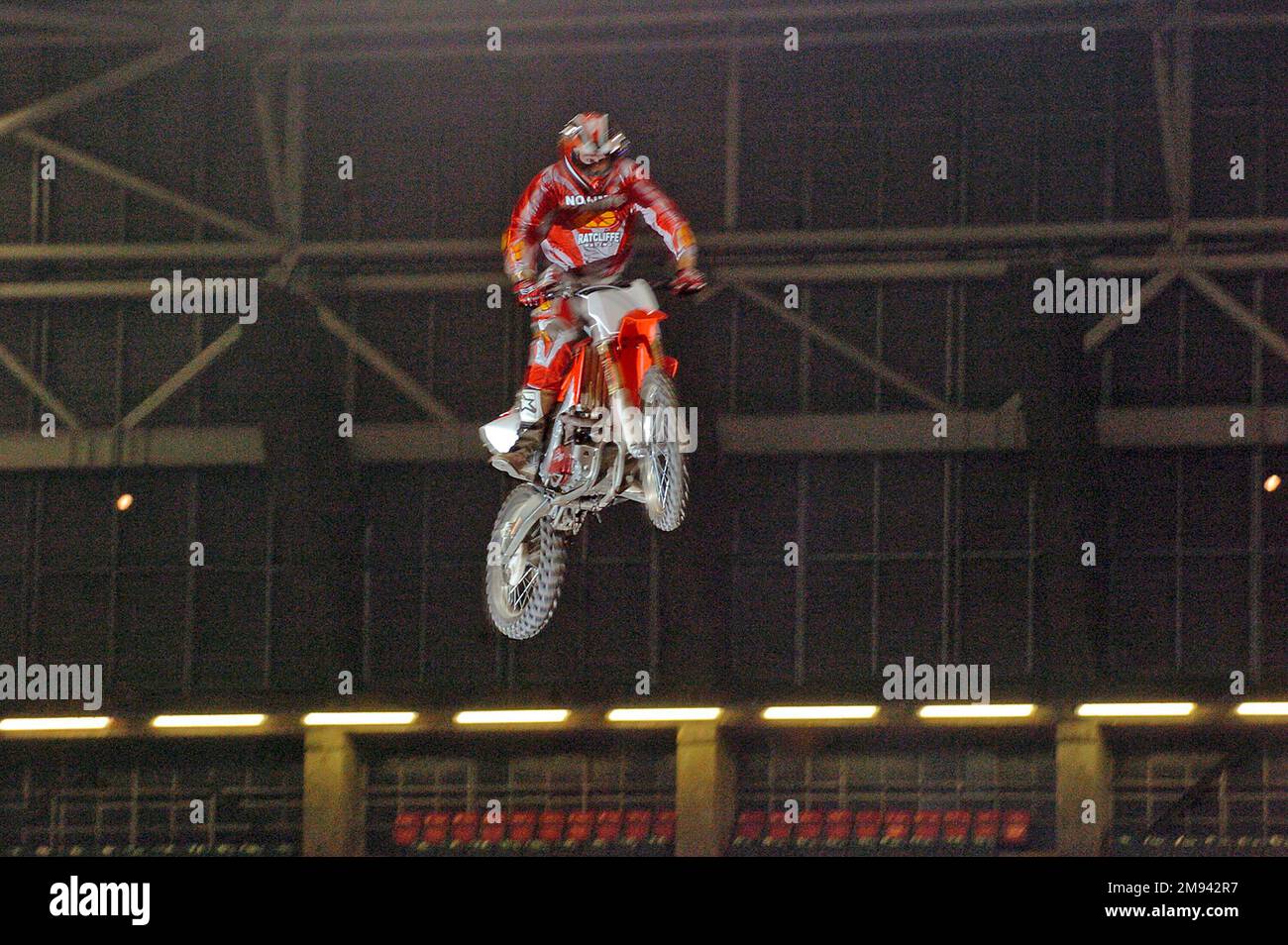 Jason Rennie, pilote de moto de cascades, a fait son saut record à la fin de la quatrième manche du championnat Maxxis British Supercross au Millennium Stadium de Cardiff, le 4th décembre 2004. Banque D'Images