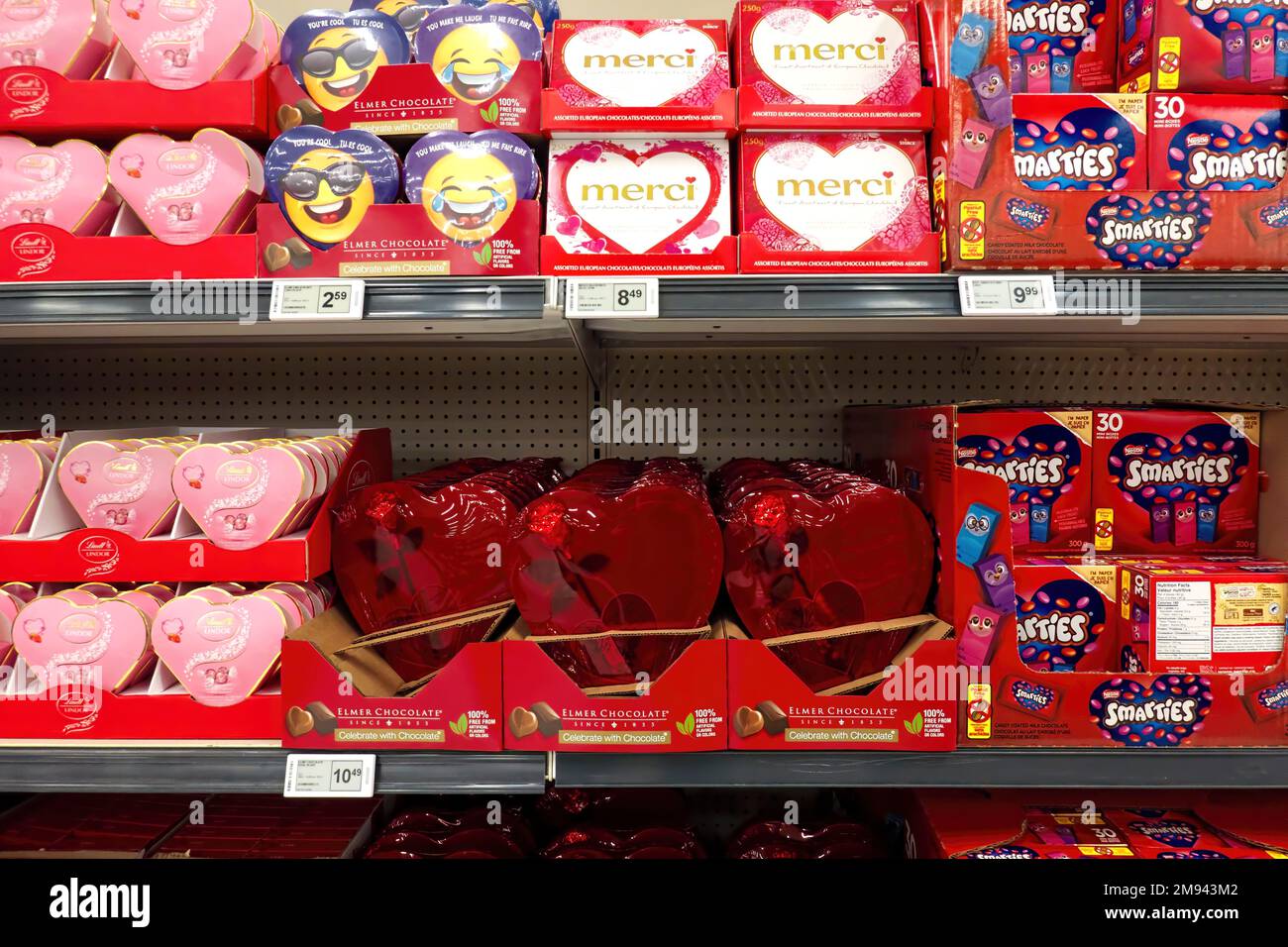 Bonbons et chocolats de la Saint-Valentin sur une étagère de magasin. Metro Vancouver, B. C., Canada. Banque D'Images