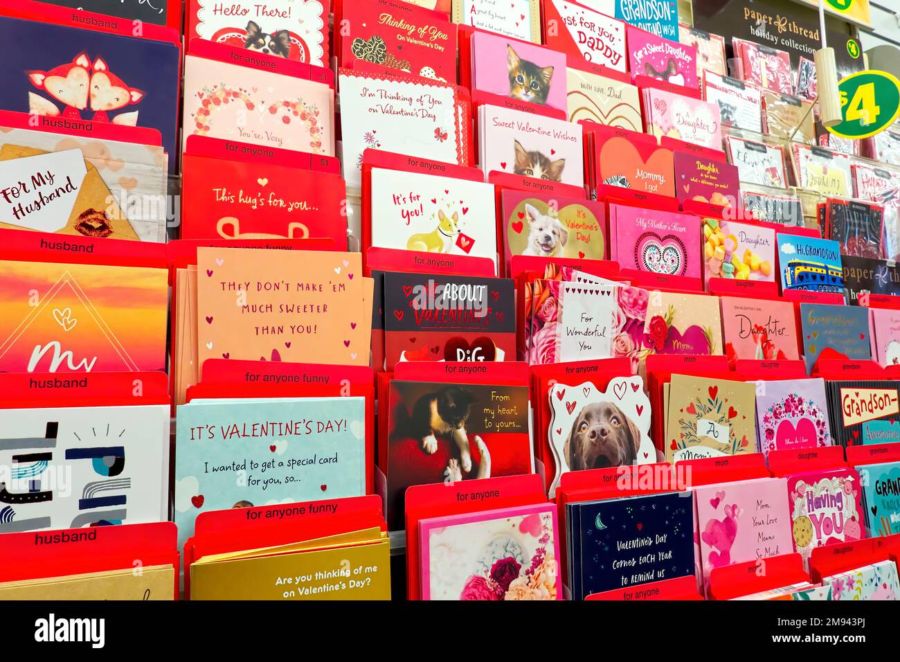 Gros plan des cartes de vœux de la Saint-Valentin sur une étagère de magasin. Metro Vancouver, B. C., Canada. Banque D'Images