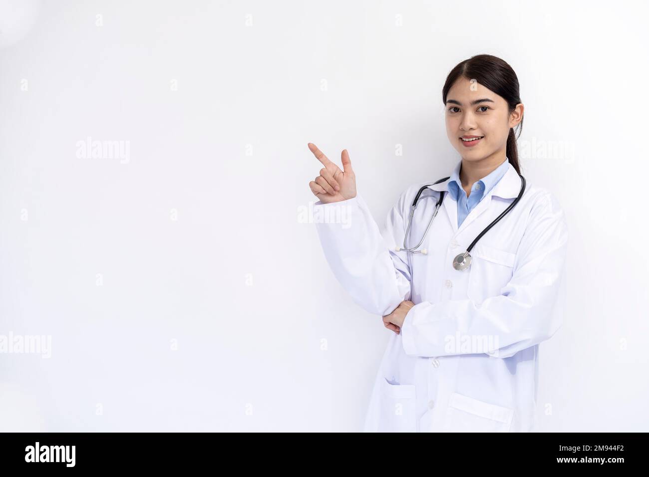 Portrait d'une femme médecin dans un manteau médical debout sur un fond blanc isolé Banque D'Images