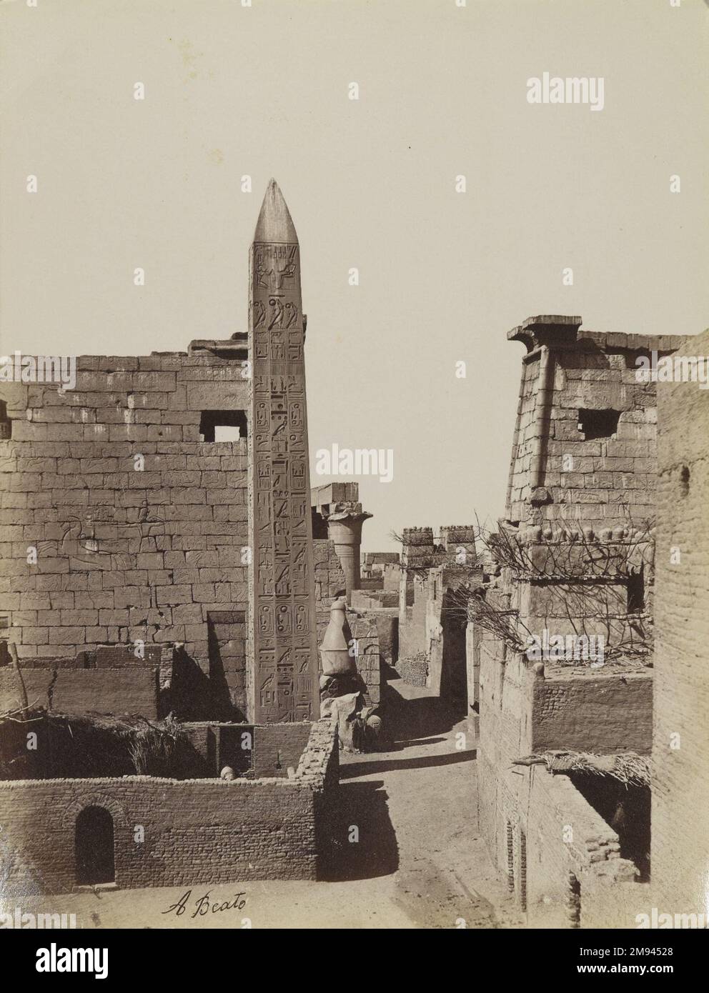 Obelisque et Pylone de Ramses Antonio Beato (italien et britannique, ca. 1825-ca.1903). Obélisque et Pylone de Ramses, 19th siècle. Photographie en argent d'albumine, image/feuille: 10 7/16 x 7 15/16 po. (26,5 x 20,2 cm). Photographie 19th siècle Banque D'Images