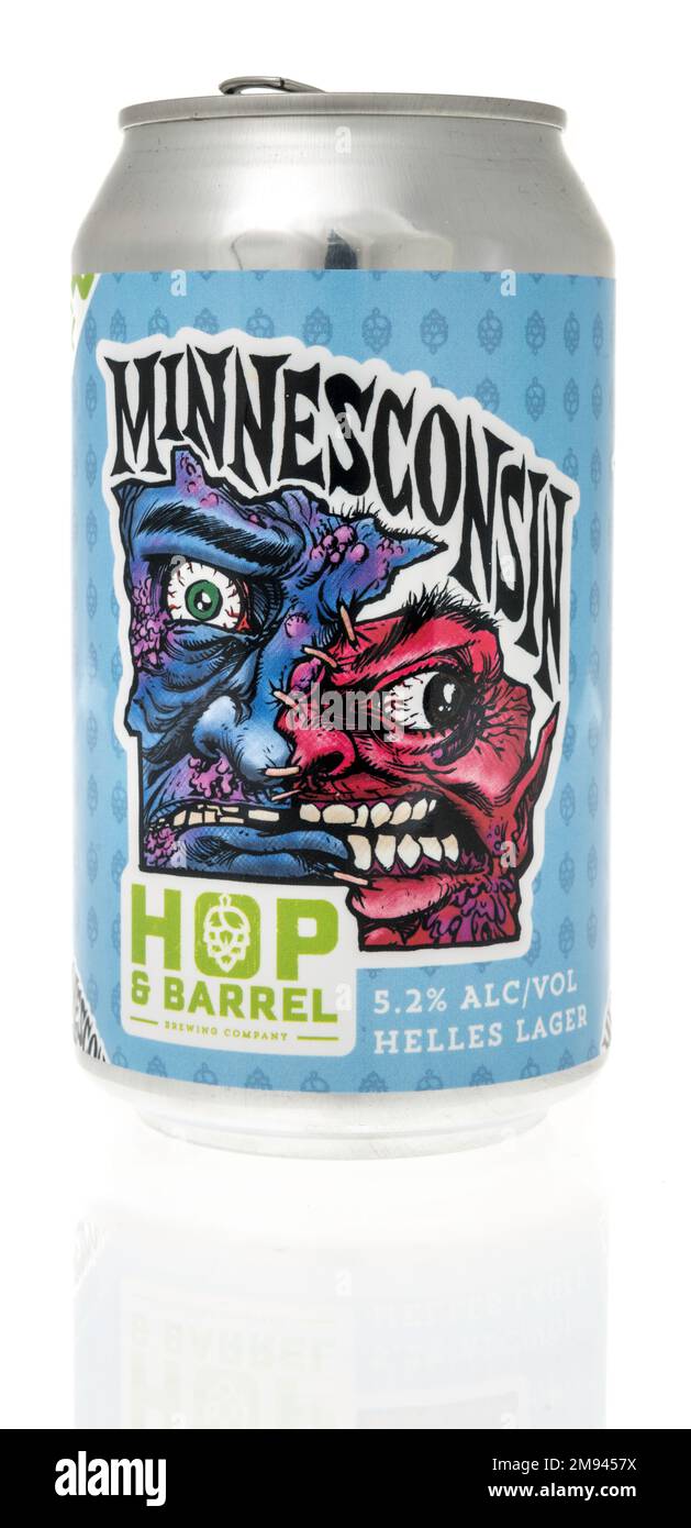 Winneconne, WI - 8 janvier 2023: Une boîte de Minnesconin helles lager hop et la compagnie de brassage de tonneau un fond isolé. Banque D'Images