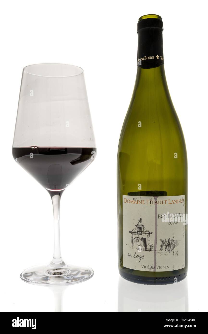 Winneconne, WISCONSIN - 8 janvier 2023 : une bouteille de vin de domaine pitault landry bourgueil vielles vignes sur un fond isolé. Banque D'Images