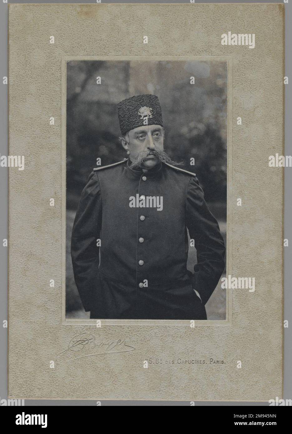 Une carte de visite avec Portrait de Mozaffar al-DIN Shah , une des 274 photographies anciennes , fin 19th-début 20th siècle. Papier d'impression en gélatine argentée monté à la carte de visite, Photographie : 3 13/16 x 2 7/16 po. (9,7 x 6,2 cm). Arts du monde islamique fin 19th-début 20th siècle Banque D'Images