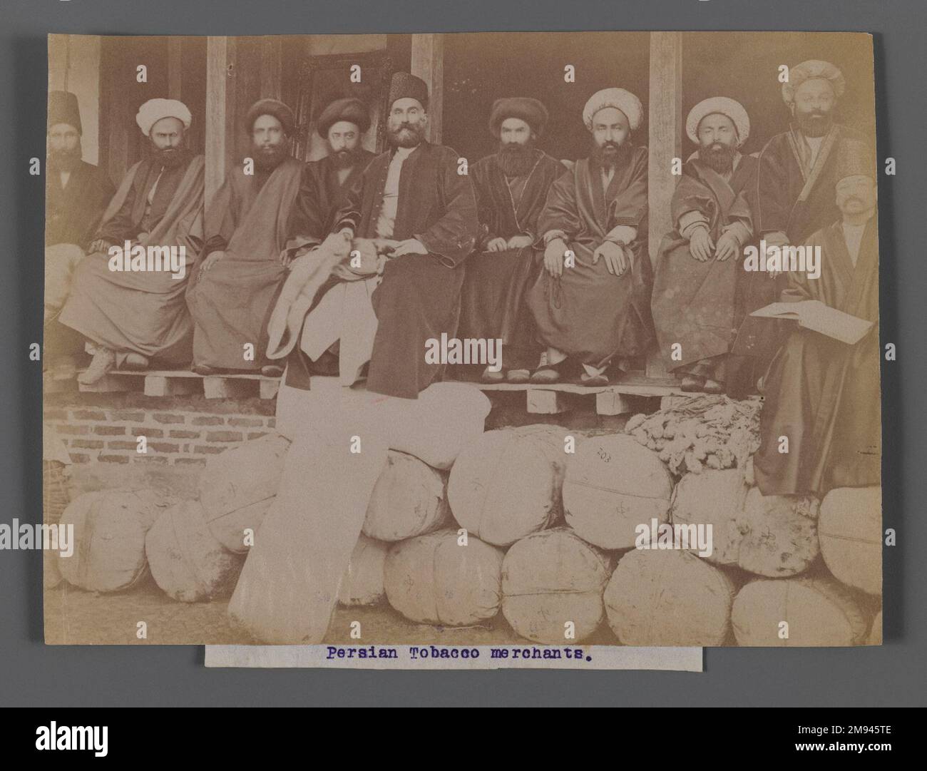 Perse Tobacco Merchants, l'une des 274 photos anciennes , fin 19th-début 20th siècle. Photographie argentée à l'albumine, 6 1/16 x 8 3/16 po (15,4 x 20,8 cm). Arts du monde islamique fin 19th-début 20th siècle Banque D'Images