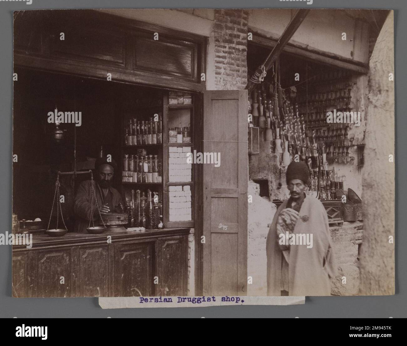 Perse Grocer Shop, l'une des 274 photos anciennes , fin 19th-début 20th siècle. Photographie argentée à l'albumine, 6 x 8 po (15,2 x 20,3 cm). Arts du monde islamique fin 19th-début 20th siècle Banque D'Images