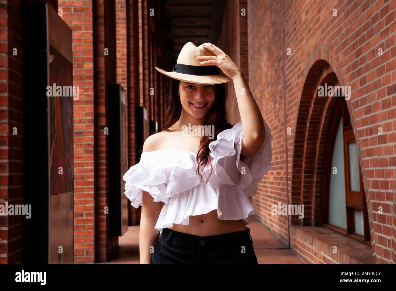 Belle jeune femme portant un chapeau traditionnel typique de la petite ville d'Aguadas en Colombie appelée un chapeau d'Aguadeño. Banque D'Images