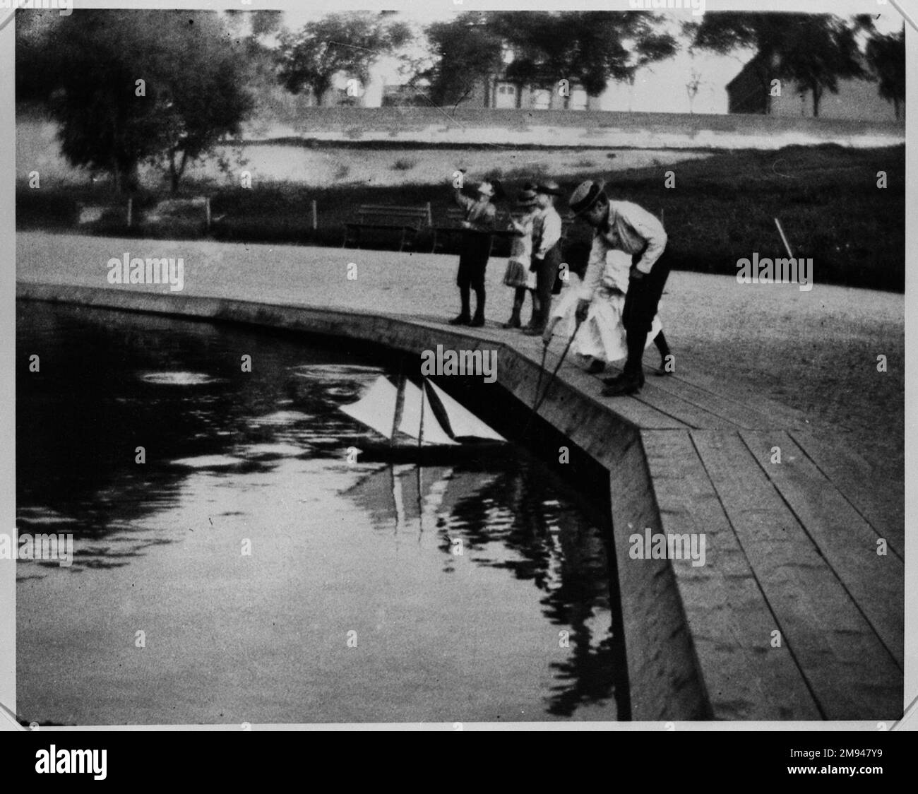 Bateaux à voile, Central Park, Manhattan George Bradford Brainerd (américain, 1845-1887). , 1885. Photographie en gélatine argentée, 7 15/16 x 9 13/16 po (20,1 x 25 cm). Photographie 1885 Banque D'Images