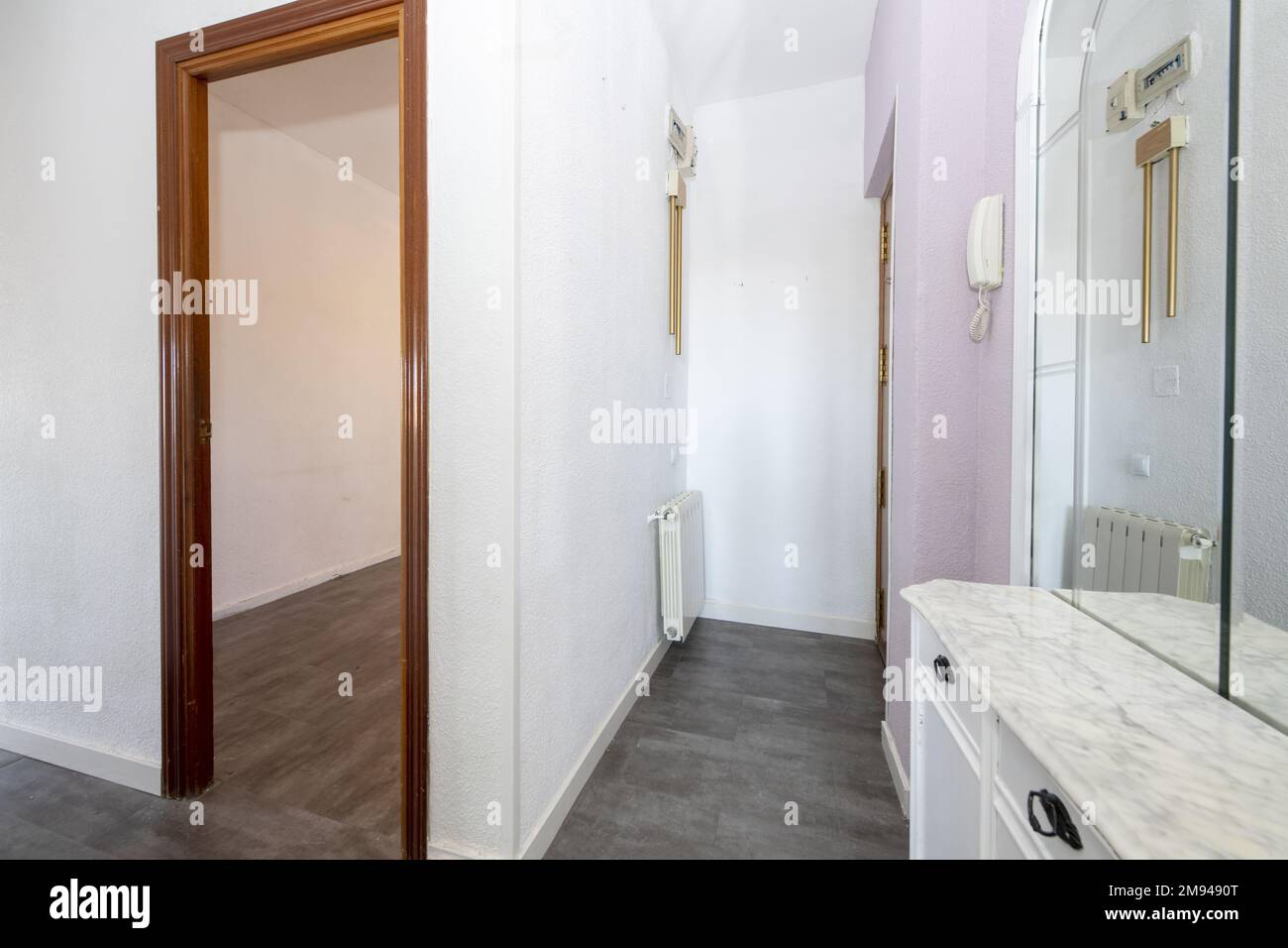 Hall d'une maison avec un panneau latéral en bois et marbre blanc avec miroirs Banque D'Images