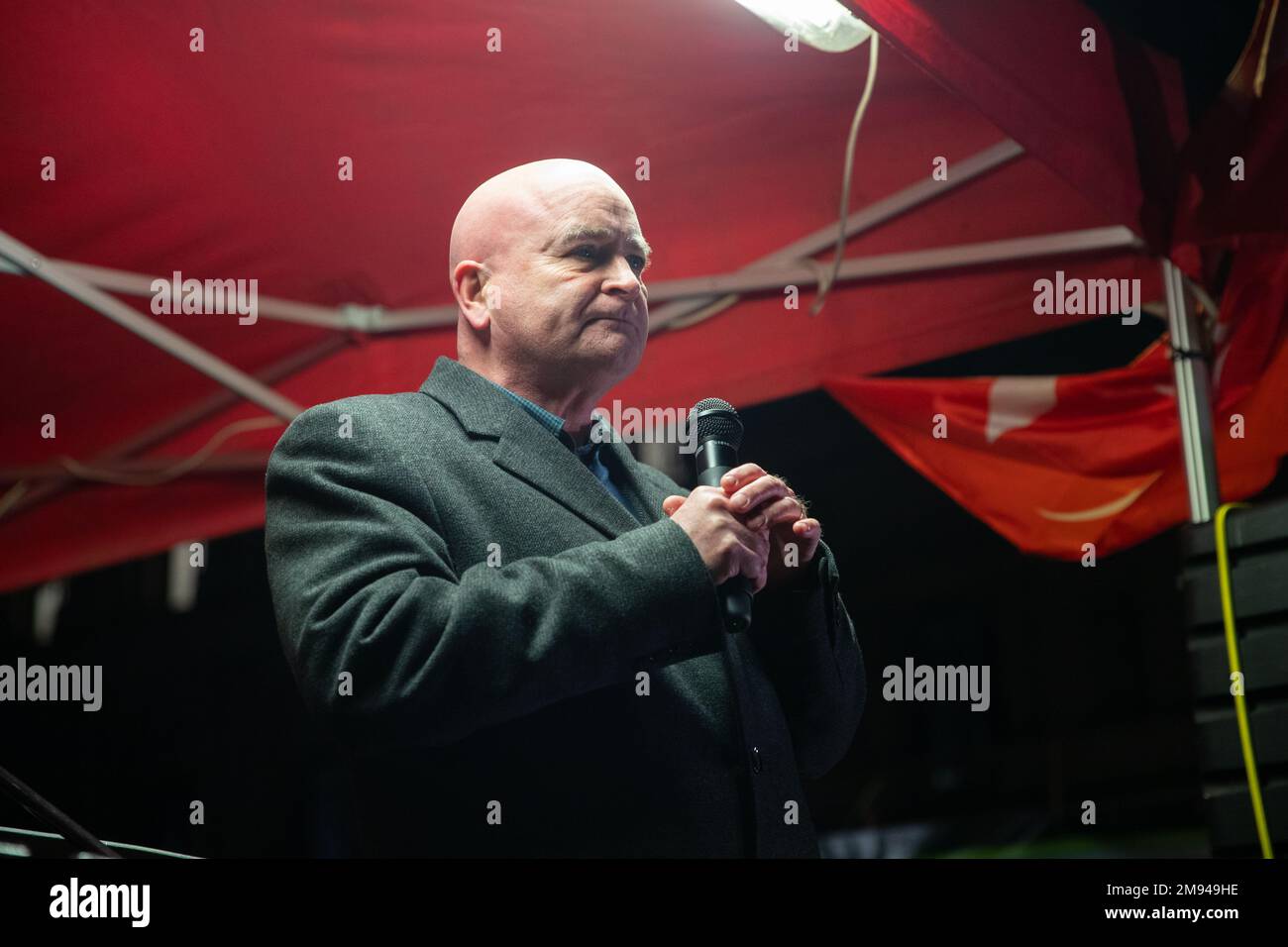 Londres, Royaume-Uni. 16th janvier 2023. Mick Lynch, secrétaire général du syndicat ferroviaire, maritime et des transports (RMT), prononce un discours lors d'une manifestation, car les niveaux de service minimum pendant la grève sont en deuxième lecture. Crédit : SOPA Images Limited/Alamy Live News Banque D'Images