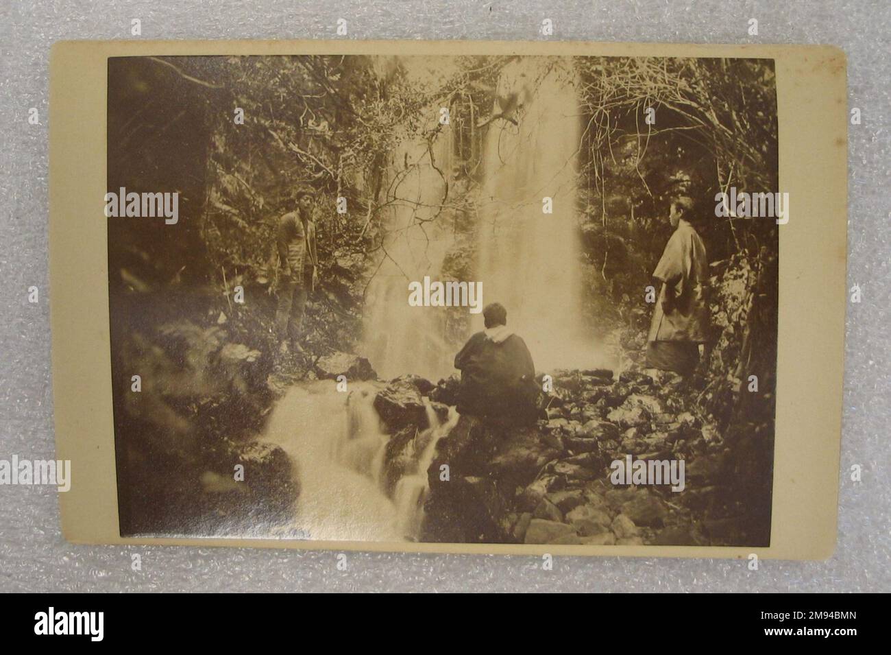 Vue sur le Japon vue sur le Japon, fin 19th-début 20th siècle. Photographie argentée d'albumine montée sur carton, avec montage : 4 3/16 x 6 7/16 po. (10,6 x 16,4 cm). Art asiatique fin 19th-début 20th siècle Banque D'Images