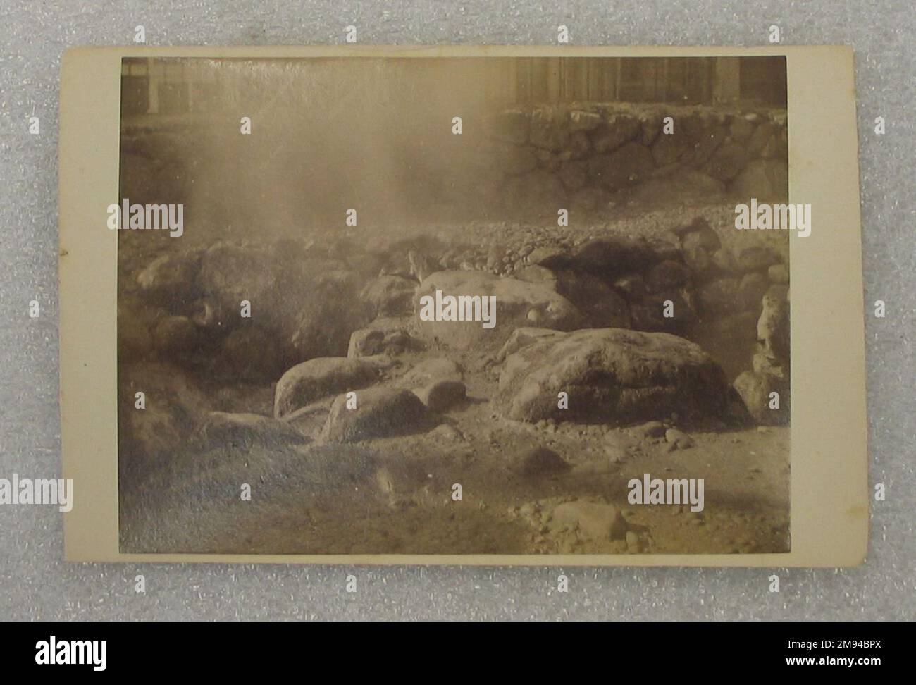 Vue sur le Japon vue sur le Japon, fin 19th-début 20th siècle. Photographie argentée d'albumine montée sur carton, avec montage : 4 3/16 x 6 7/16 po. (10,6 x 16,3 cm). Art asiatique fin 19th-début 20th siècle Banque D'Images