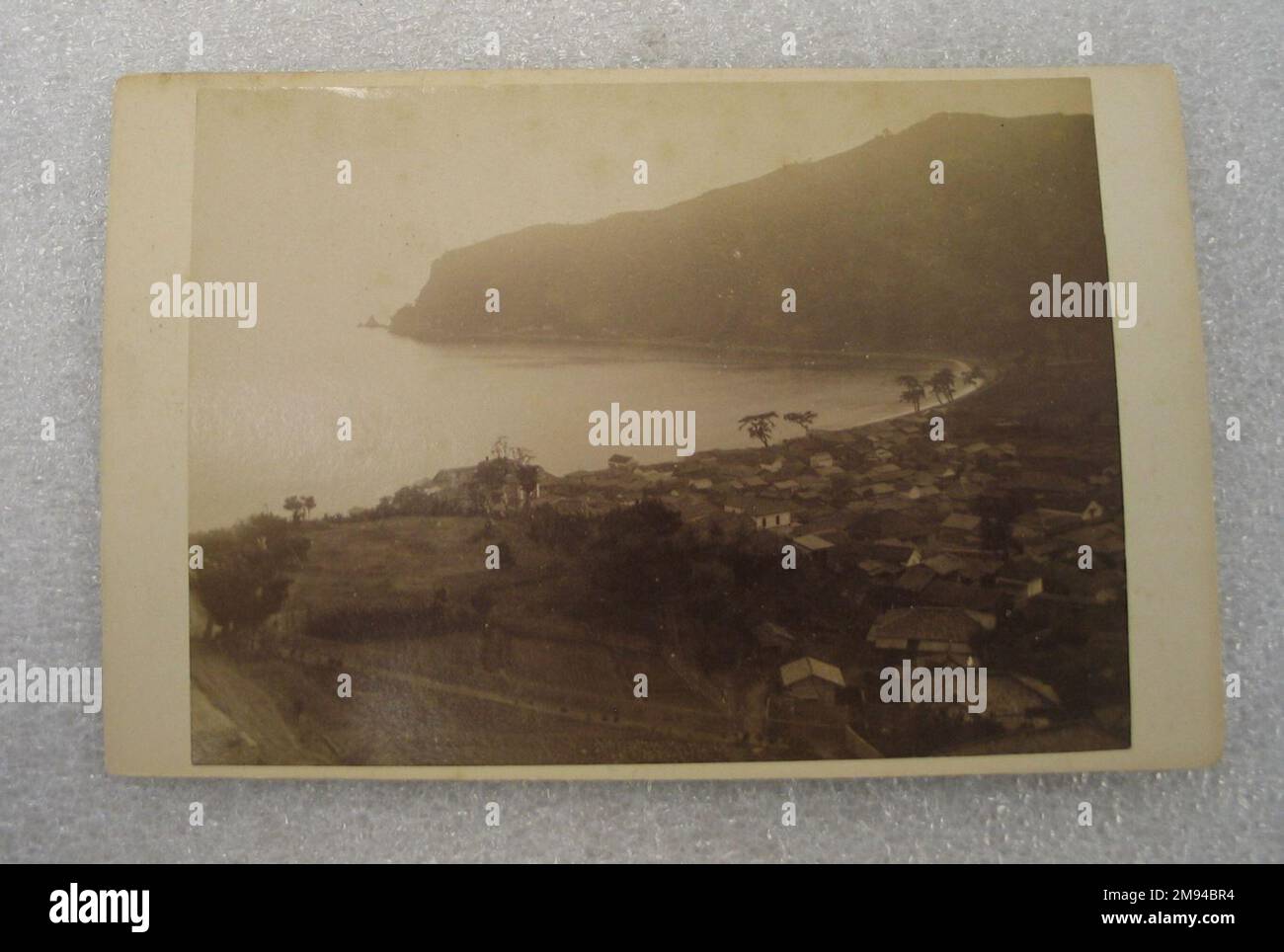 Vue sur le Japon vue sur le Japon, fin 19th-début 20th siècle. Photographie argentée d'albumine montée sur carton, avec montage : 4 3/16 x 6 7/16 po. (10,6 x 16,3 cm). Art asiatique fin 19th-début 20th siècle Banque D'Images