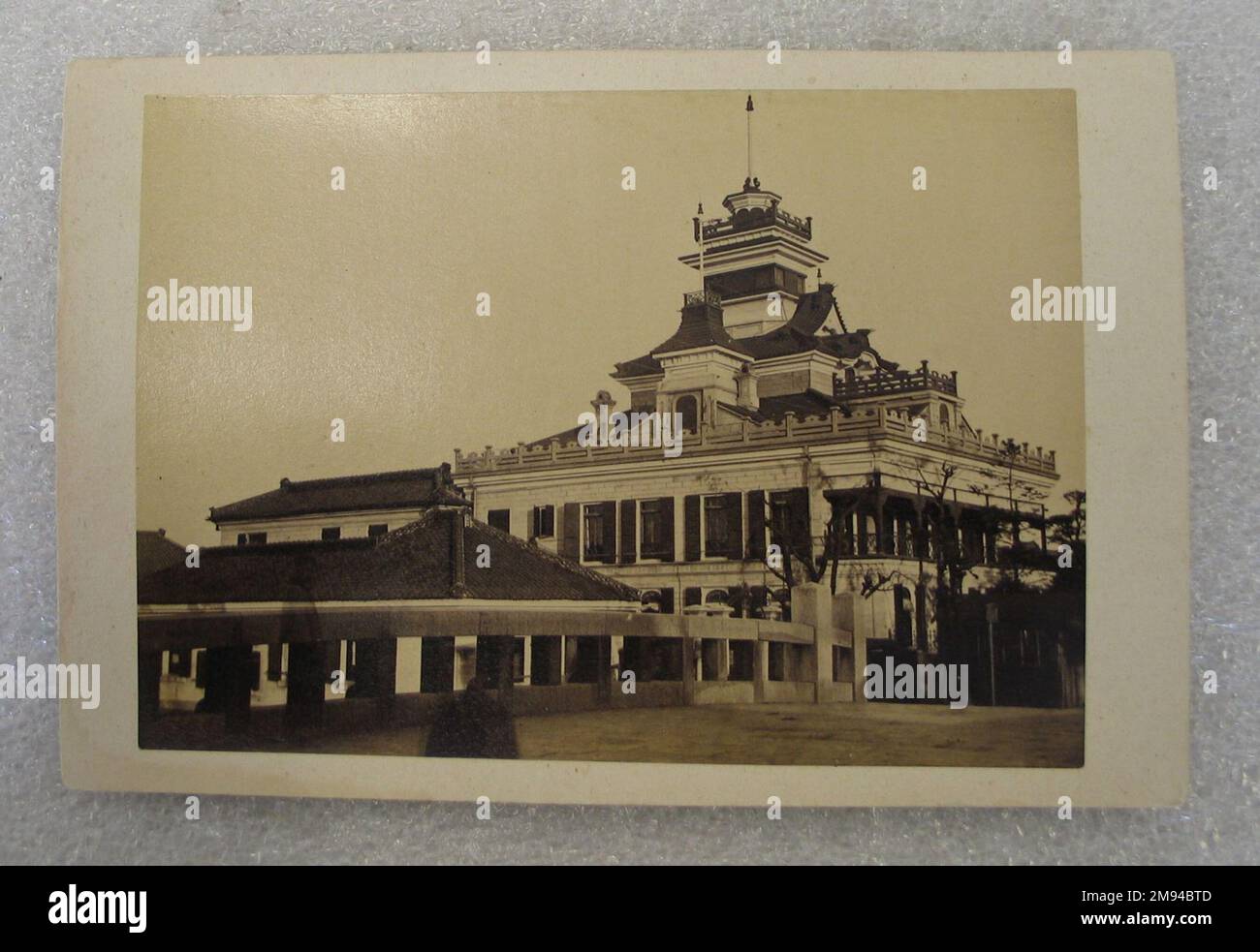 Vue sur le Japon vue sur le Japon, fin 19th-début 20th siècle. Photographie argentée d'albumine montée sur carton, avec montage : 4 3/16 x 6 3/8 po. (10,7 x 16,2 cm). Art asiatique fin 19th-début 20th siècle Banque D'Images
