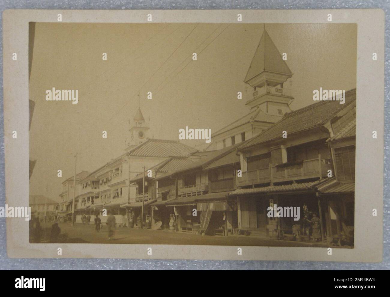 Vue sur le Japon vue sur le Japon, fin 19th-début 20th siècle. Photographie argentée d'albumine montée sur carton, avec montage : 4 5/16 x 6 3/8 po. (10,9 x 16,2 cm). Art asiatique fin 19th-début 20th siècle Banque D'Images