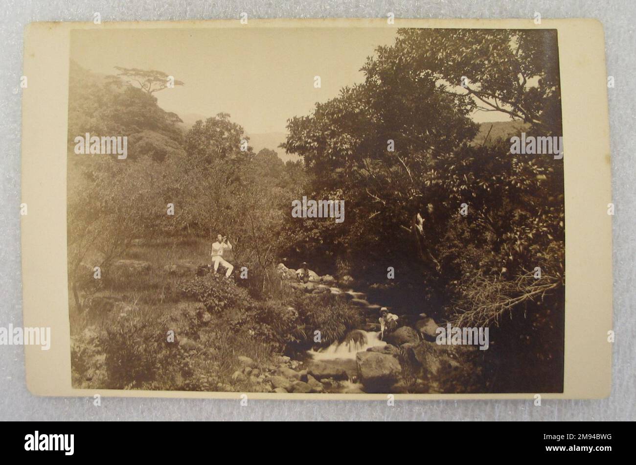 Vue sur le Japon vue sur le Japon, fin 19th-début 20th siècle. Photographie argentée d'albumine montée sur carton, avec montage : 4 1/8 x 6 7/16 po. (10,5 x 16,3 cm). Art asiatique fin 19th-début 20th siècle Banque D'Images