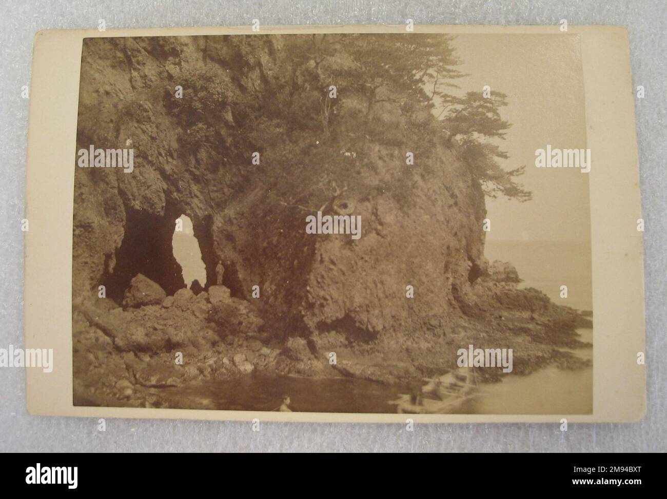 Vue sur le Japon vue sur le Japon, fin 19th-début 20th siècle. Photographie argentée à l'albumine montée sur carton, 4 3/16 x 6 7/16 po. (10,6 x 16,3 cm). Art asiatique fin 19th-début 20th siècle Banque D'Images