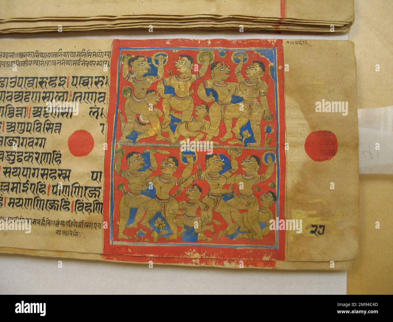 Page 27 d'un manuscrit du Kalpasutra: Texte recto, image verso des exercices du roi Siddhartha page 27 d'un manuscrit du Kalpasutra: Texte recto, image verso des exercices du roi Siddhartha, 1472. Aquarelle et encre opaques sur feuille d'or sur papier, feuille : hauteur : 4 3/8 po. Art asiatique 1472 Banque D'Images