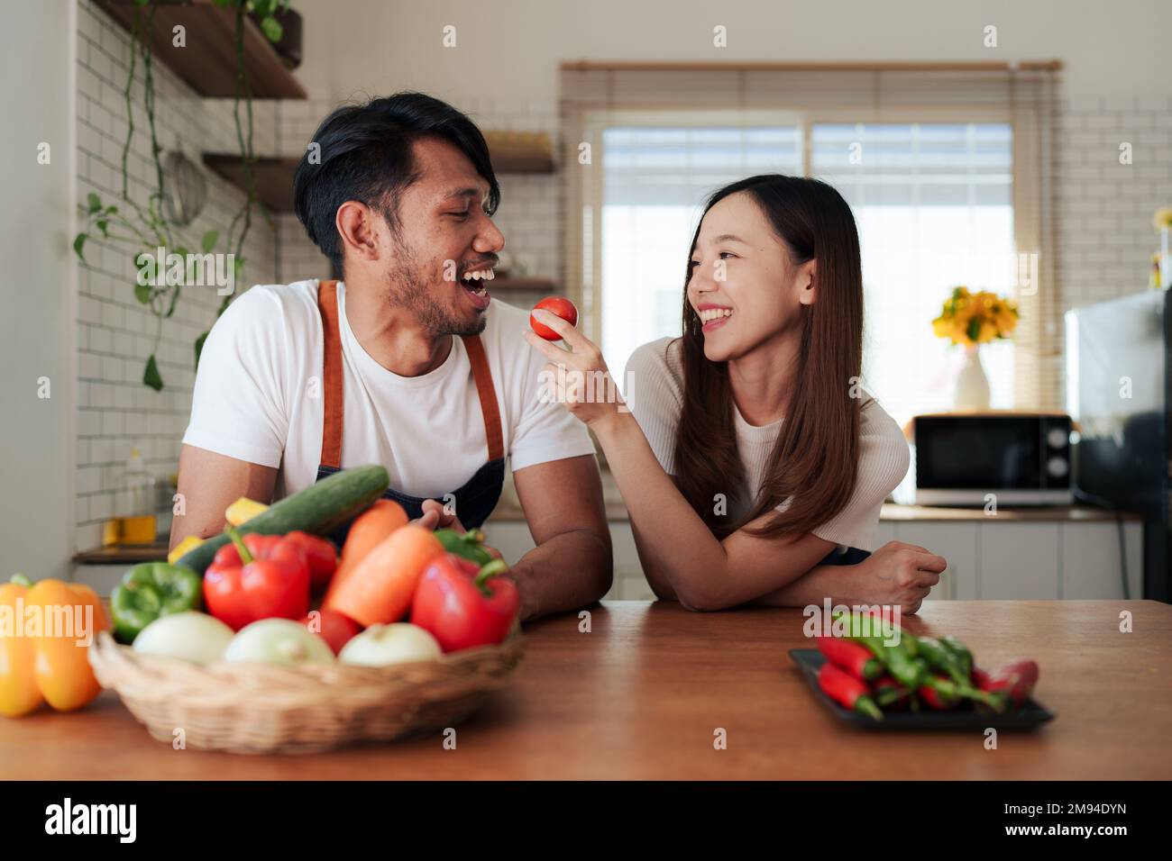 Portrait d'un jeune couple asiatique qui fait de la salade à la maison. Cuisiner des aliments et le temps de vie et sain Banque D'Images