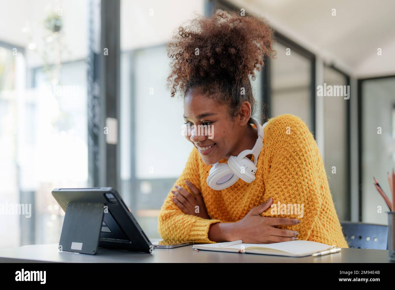 Jeune cheveux bouclés noirs femme africaine américaine utilisant une tablette numérique Banque D'Images