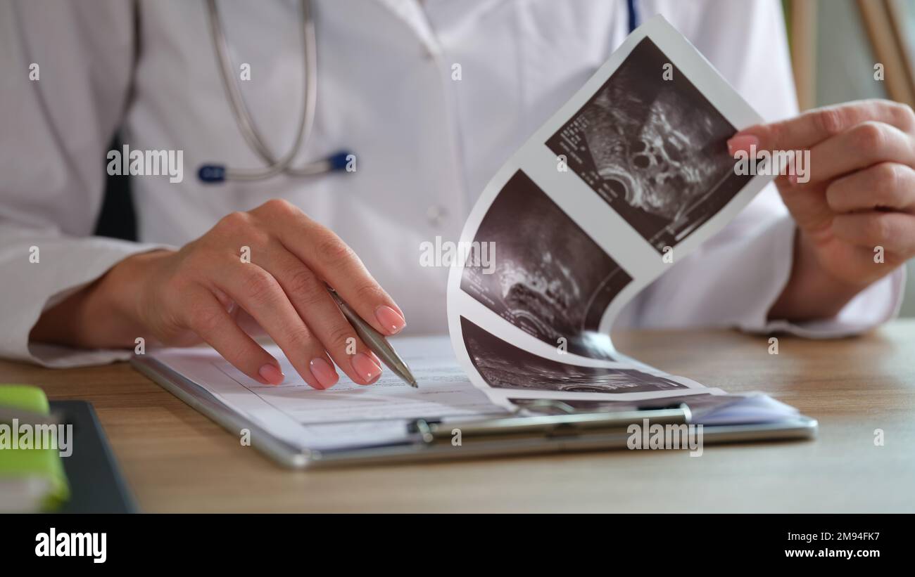 Gros plan de la femme médecin vérifiant les résultats médicaux sur le lieu de travail en clinique. Banque D'Images