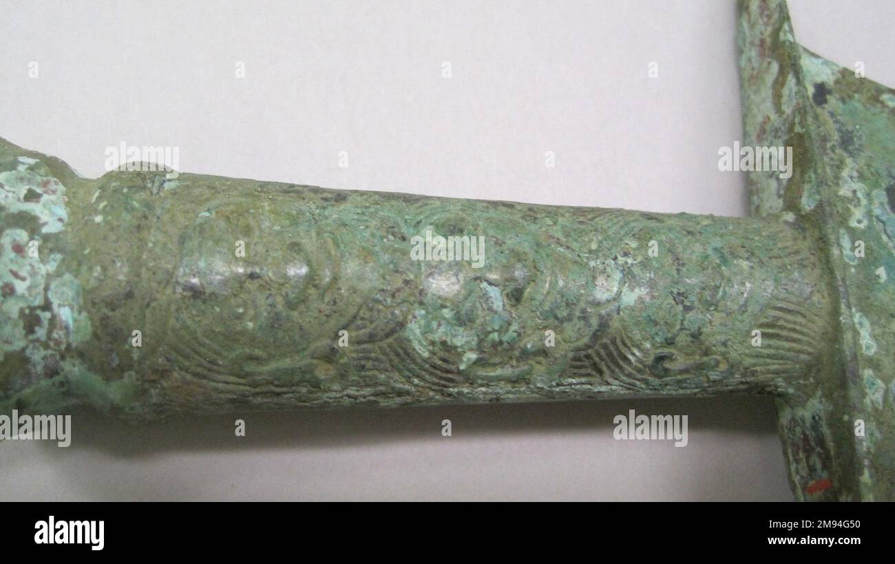 Poignard avec images figurales sur la poignée Dian. Poignard avec images figurales sur la poignée, 481-221 B.C.E. Bronze, 1 x 5 3/16in. (2,5 x 13,1cm). Art asiatique 481-221 B.C.E. Banque D'Images